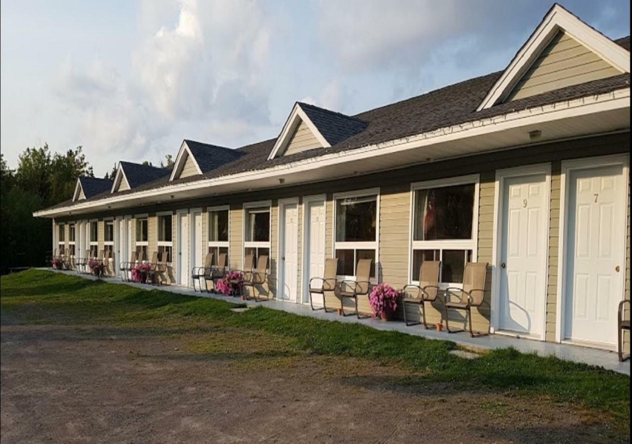 Fundy Rocks Motel Hopewell Cape Exterior photo